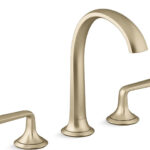 Grifería para lavamanos con surtidor arqueado y manerales tipo palanca